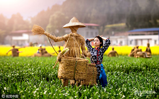 四川綿陽(yáng)：村民打造“奇葩”稻草雕塑與模特斗艷